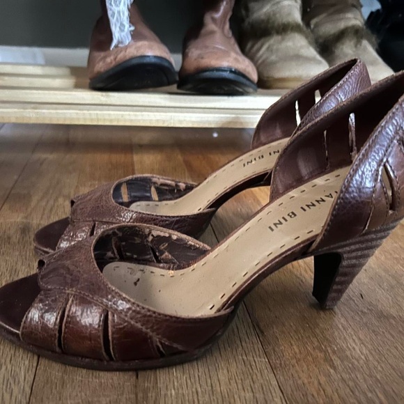 Gianni Bini Tan Peep Toe Heels - Picture 2 of 5